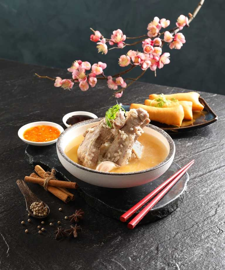 「新加坡肉骨茶佐主廚特製油條」重新演繹新加坡的傳統風味，也很推薦。（390元）