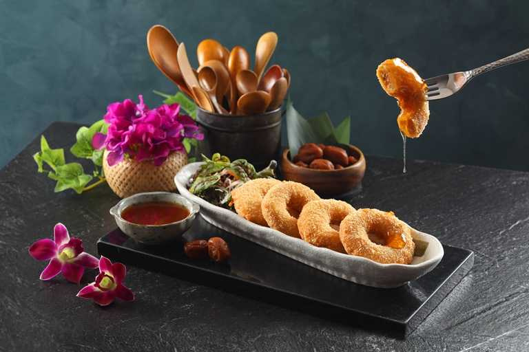 蝦味滿滿的「泰式蝦餅」，是經典的金錢蝦餅，沾醬享用十分過癮。（350元）