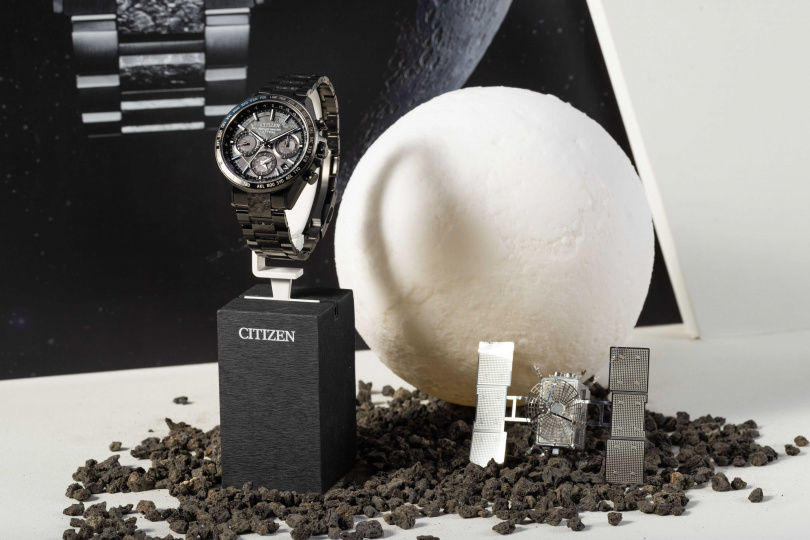 黑晶款CC4044-53E以探索宇宙為設計理念，黑色主色調搭配錶圈及錶帶上的暗黑結晶鈦獨特紋理。