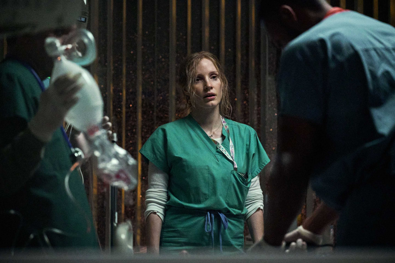 《死亡天使》以殺人犯最親近的友人，潔西卡雀斯坦飾演的單親媽媽護士艾美為主角。（圖／Netflix提供）