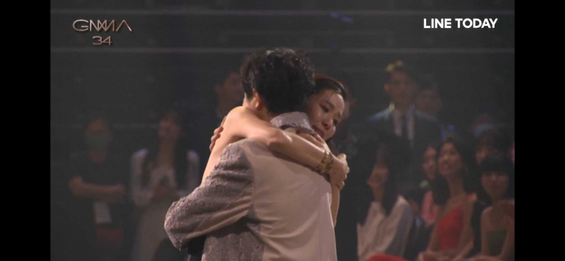 安溥上台前緊抱著好友吳青峰。（圖／翻攝自LINE TODAY）