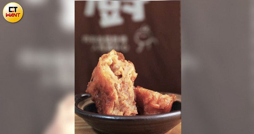 「櫻花蝦薯泥餅」鬆軟薯泥結合櫻花蝦的鮮味，口感酥脆一吃就滿嘴生香。（50元）（圖／施岳呈攝）