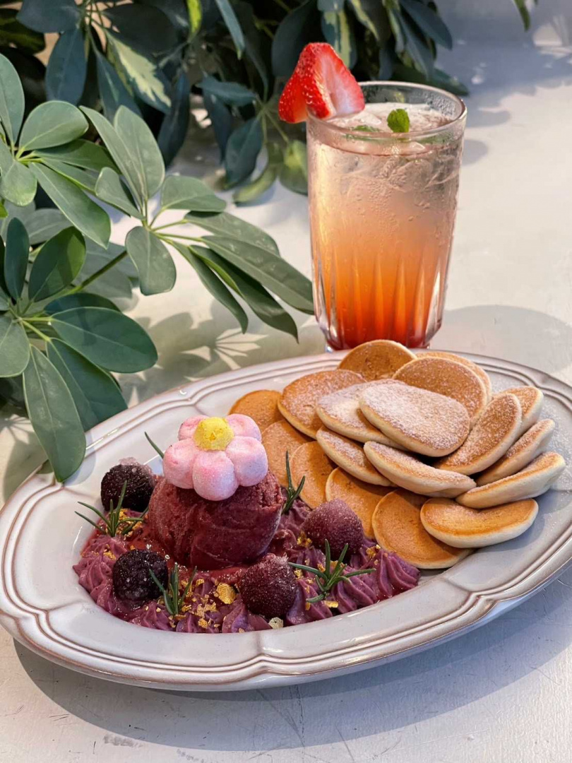 六角國際餐飲集團旗下｢Engolili英格莉莉｣即日起推出全新口味「莓好時光粉撲鬆餅」！