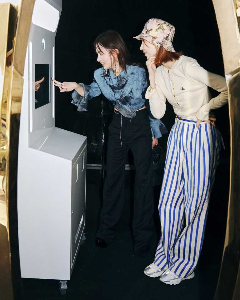 The Saturn Tour 土星巡迴期間，加入Vivienne Westwood Taiwan 官方LINE好友，即可獲得免費拍照序號一組，憑拍貼相片還可至Vivienne Westwood 專櫃領取限量品牌貼紙。