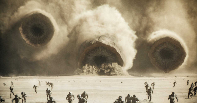 《沙丘：第二部》沙漠中的巨大沙蟲是全片焦點。（圖／華納兄弟提供）