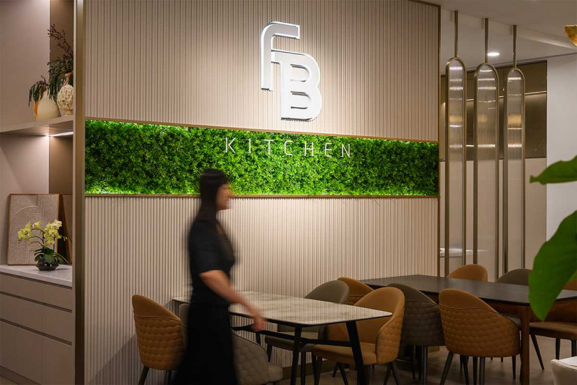 FB-Kitchen共有56席，賓客可依喜好於沙發、石紋餐桌、半開放式包廂用餐，還有替單人用餐設計的高腳吧檯。（圖／台塑生醫提供）