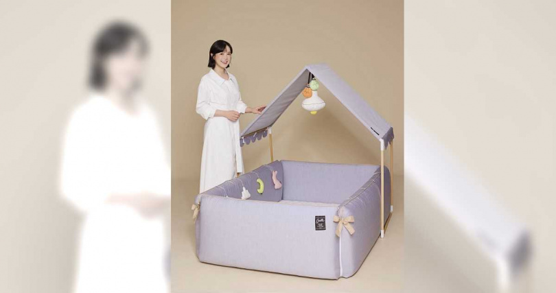 李佳穎與品牌聯名推出嬰兒陪睡床。(圖/DollBao逗寶)