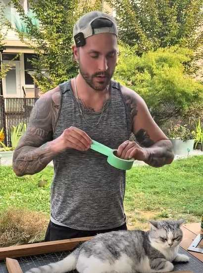 男子自製貓抓板。(圖/翻攝自臉書)