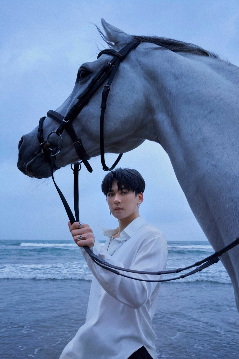 周祖安在MV化身海邊的白馬王子。(圖/索尼音樂提供)