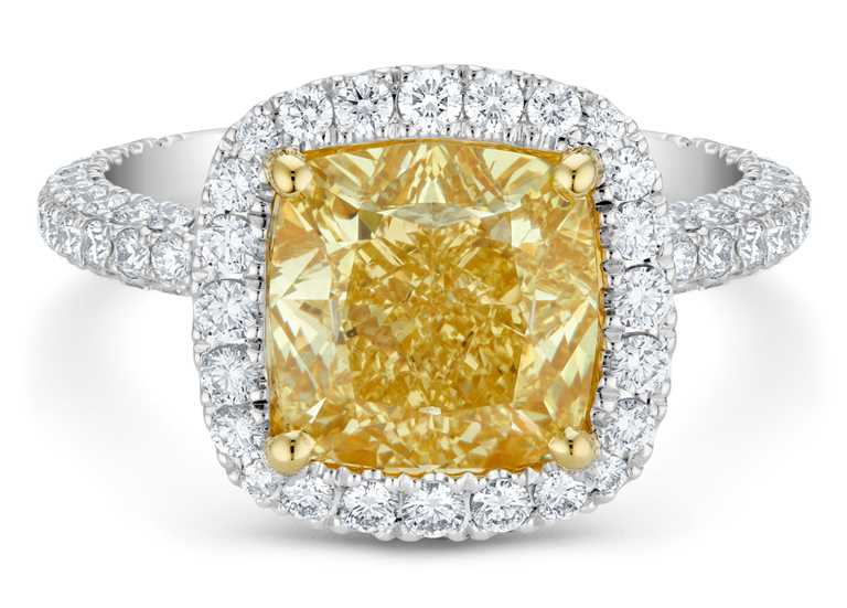 DE BEERS「Aura」系列，頂級珠寶枕形切割黃鑽戒指╱6,650,000元。（圖╱DE BEERS提供）