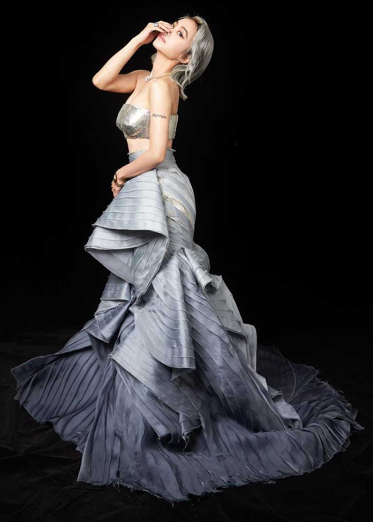 蔡依林身穿Atelier Versace 2020秋冬高級訂製服，佩戴寶格麗珠寶，搭配新染的銀灰色髮型，造型宛如優雅的美人魚。（圖╱BVLGARI提供）