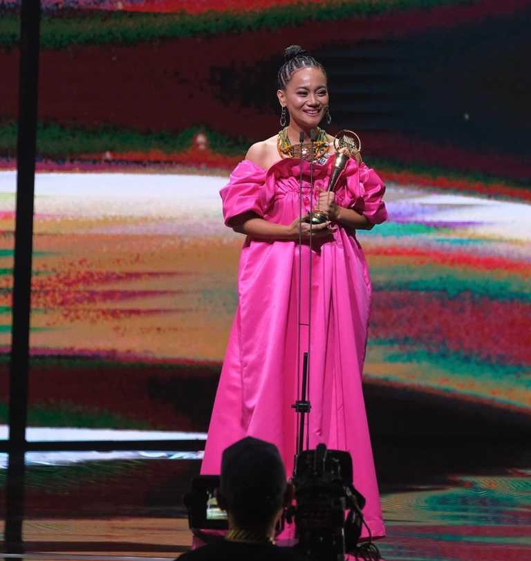 榮獲本屆金曲獎「最佳原住民語專輯獎」的阿爆（阿仍仍），典禮領獎時身穿亮桃紅緞面禮服，搭配蔥綠色的施華洛世奇「THE ELEMENTS」系列穿孔耳環，展現大地魅力光彩。（圖╱GMA提供）