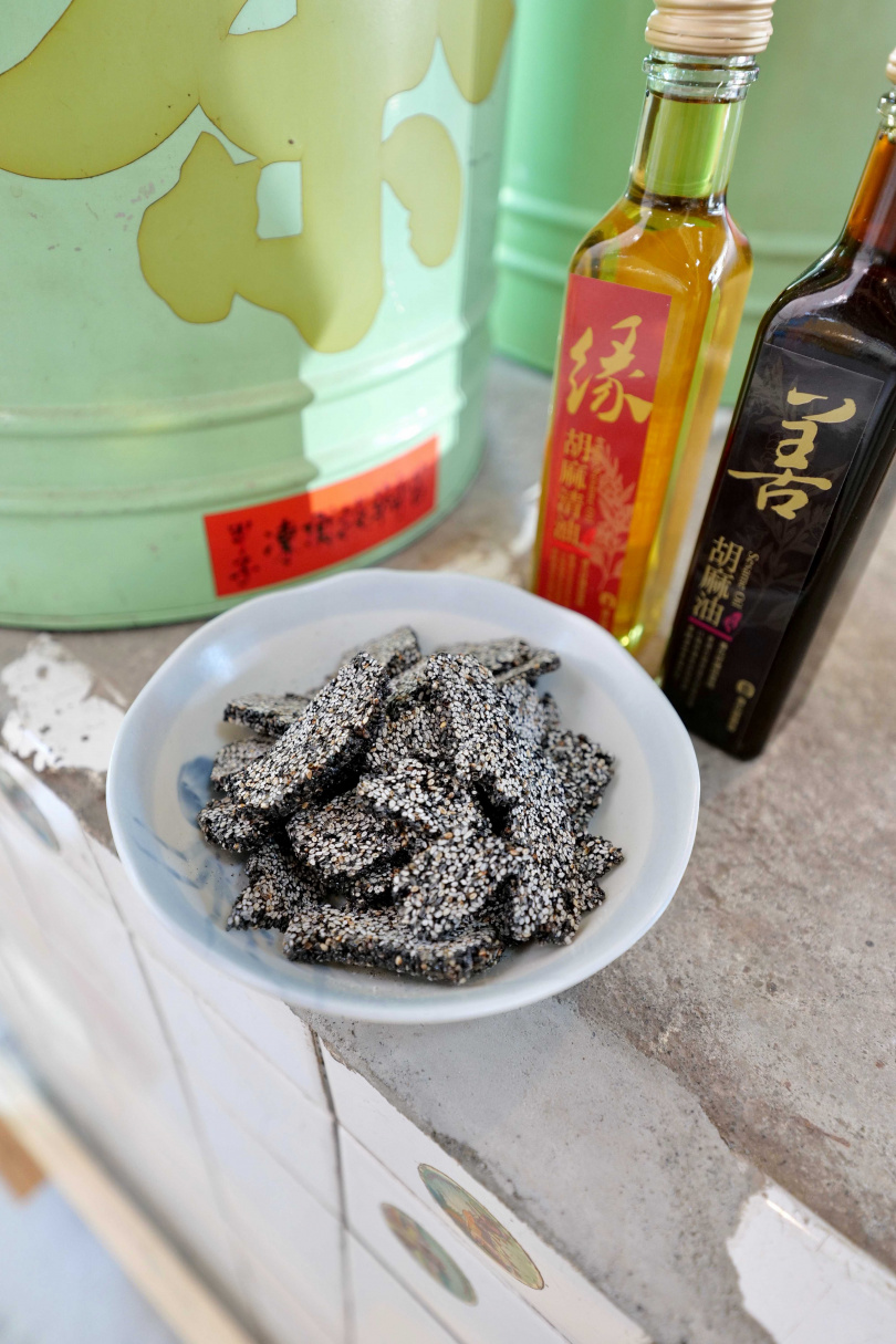 來自西港農會的胡麻嫂芝麻糖，香氣足不甜膩。（150元）（圖／焦正德攝影）