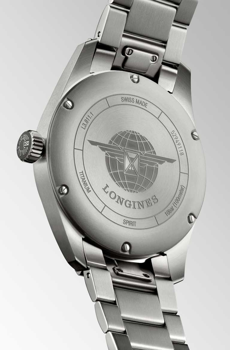 LONGINES「Spirit先行者」系列鈦金屬腕錶，標誌性的飛翼沙漏商標向飛行世界致敬。（圖╱LONGINES提供）