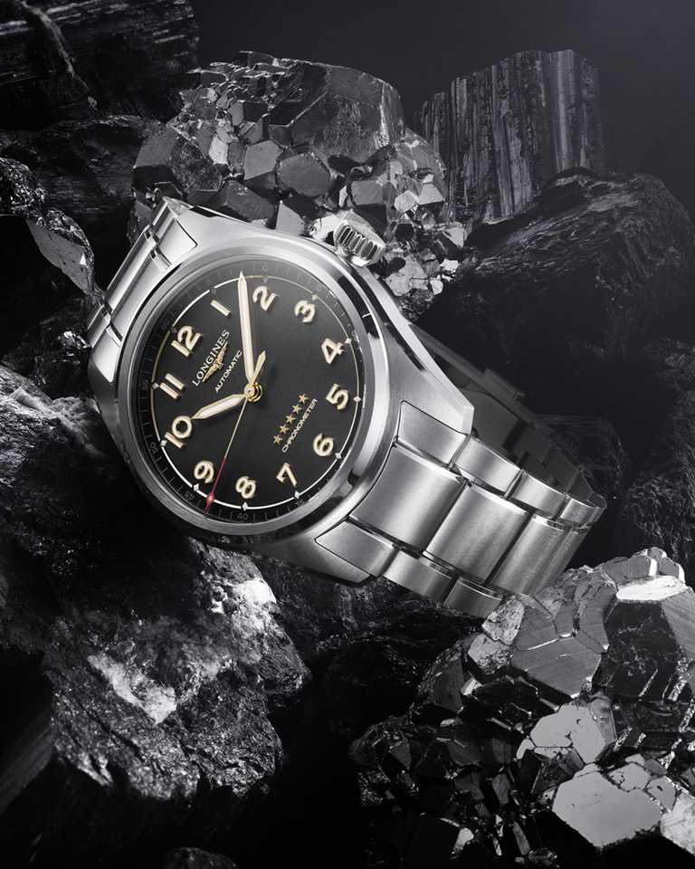 LONGINES「Spirit先行者」系列，鈦金屬腕錶（鍊帶款），42mm，鈦金屬錶殼，L888.4自動上鍊機芯╱100,300元。（圖╱LONGINES提供）