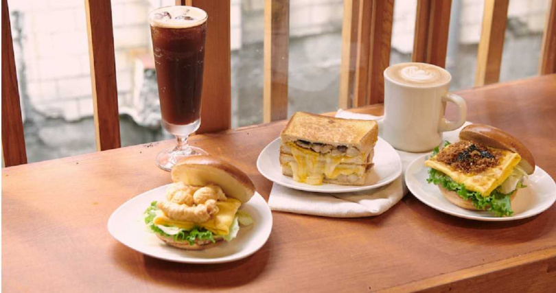 「大豐魚丸雙鮮蛋堡」（左起）、「松露嫩蛋炒菇起司三明治」、「源味香素鬆蛋堡」。