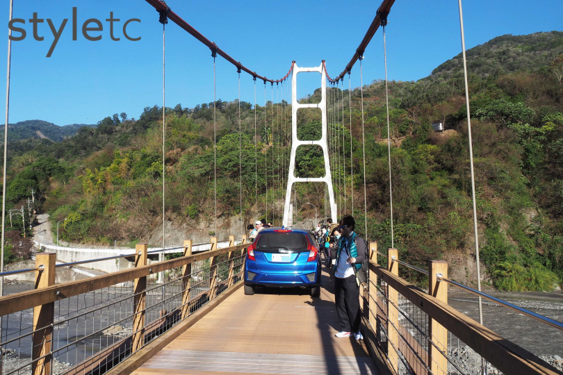 當車輛開上吊橋，行人趕忙緊貼吊橋兩側讓車通行。（圖／魏妤靜攝）
