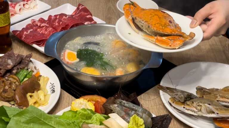 竹北店於4月份晚餐與假日餐期，推出「螃蟹吃到飽」，前一日預約還有「第2人65折」。