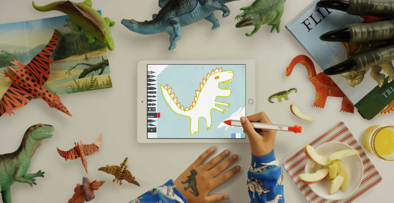 Logitech Crayon iPad數位筆擁有扁平筆身設計，適合孩童的小手，更可防止滾落，加上可承受1.2公尺跌落的設計，讓孩子使用起來毫無負擔。
