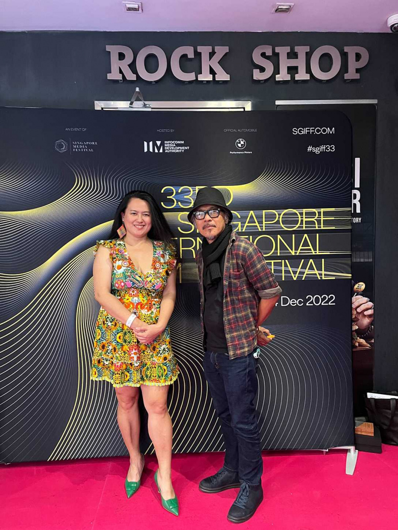 導演陳潔瑤（左）與新加坡國際電影節評審團主席拉夫狄亞茲合照。（圖／華映提供）
