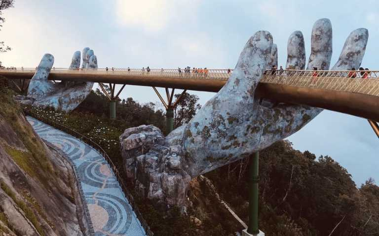 巨手托橋天空步到位在巴拿山上，是峴港的知名景點。（圖／雄獅旅遊提供）