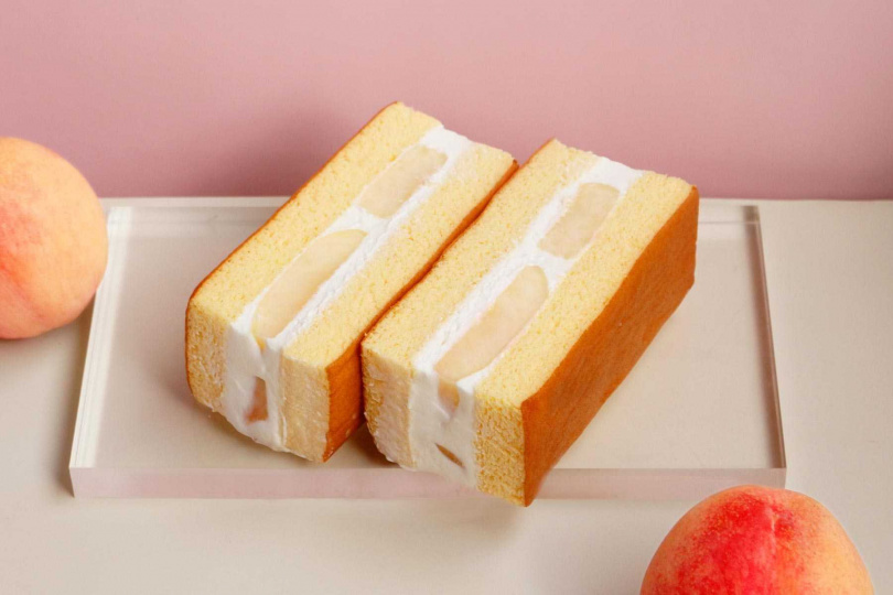 《水蜜桃三明治》 包覆著水蜜桃鮮奶油及粉嫩多汁的桃仙子，散發著淡雅清香的風味。