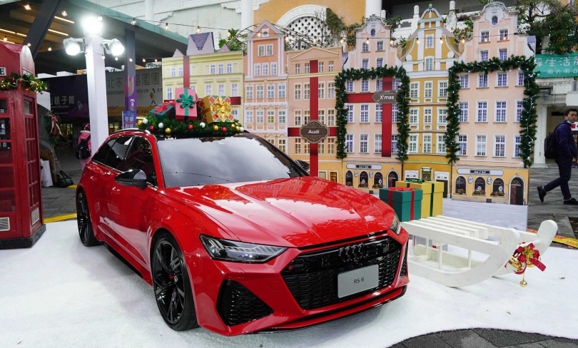台灣奧迪打造耶誕造景吸引許多人拍照打卡，現場也展示RS6 Avant performance（如圖）與Q8 e-tron車款。