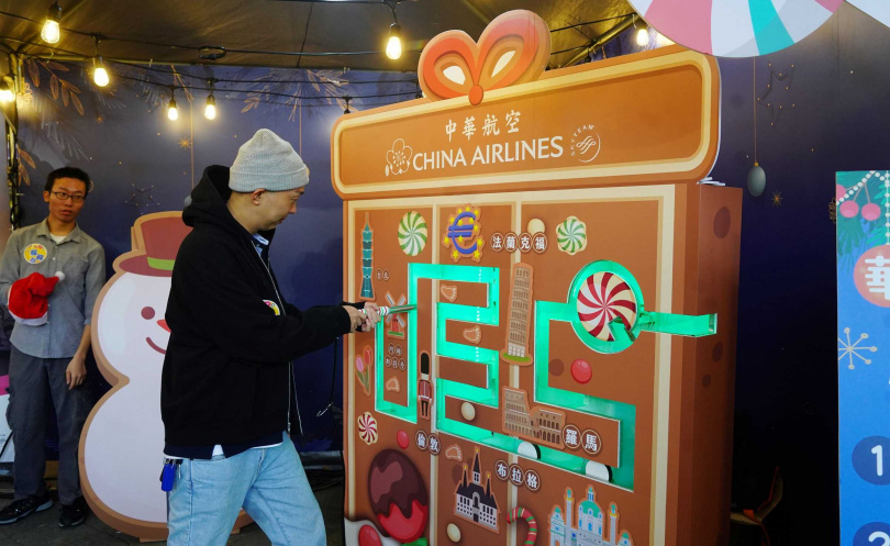 在華航攤位現場加入或原本就是華夏會員的民眾，即可參加電流急急棒遊戲。