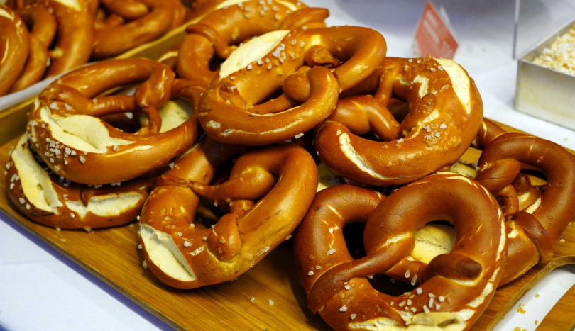 市集現場有不少美食攤商與德式點心，例如歐嬤德式美食的「鹼水扭結麵包」。（50元）