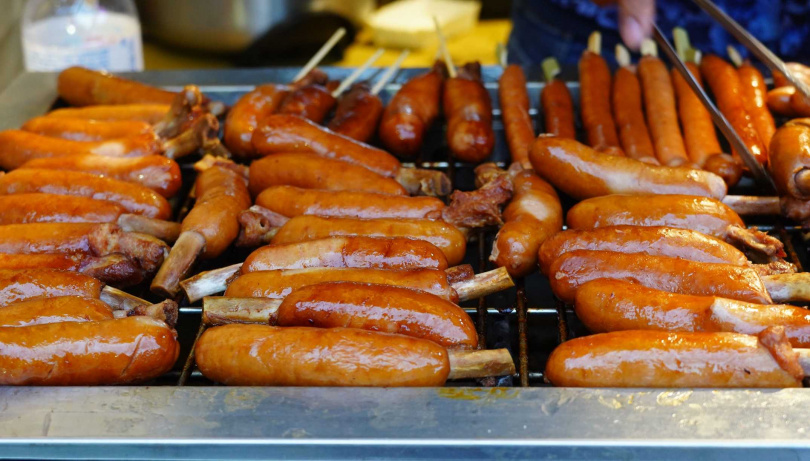 市集有許多攤位都販售美味的德式烤香腸。