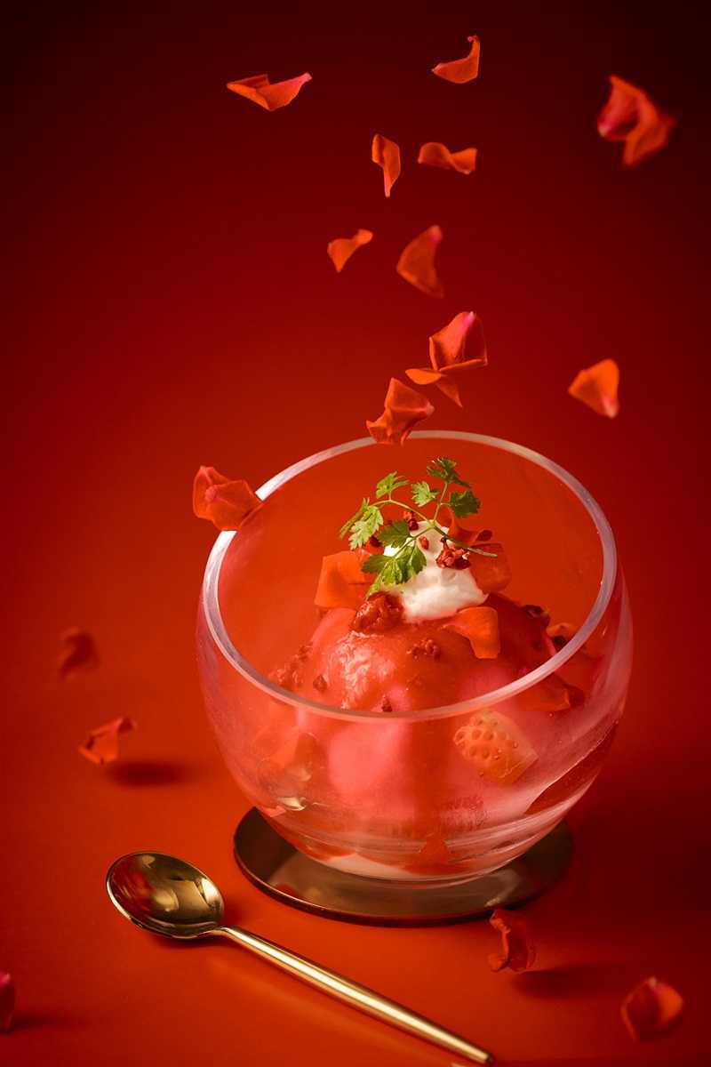 「玫好紅莓豆腐冰淇淋」以紅莓醬淋在豆腐冰淇淋上，香甜微酸的滋味象徵曖昧期的羞澀，為聚餐加持浪漫氛圍。