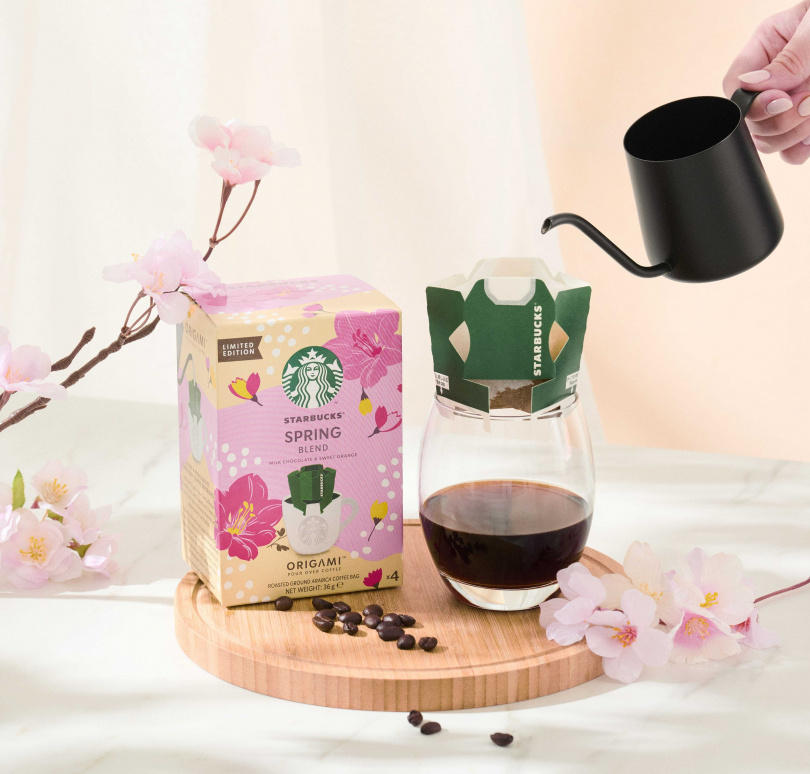 「星巴克®Origami™春季綜合濾掛咖啡」的掛耳包裝結構，靈感啟發於日本的摺紙工藝，透過星巴克特製摺紙式掛耳設計搭配手沖，不過度浸潤、萃取出的咖啡風味更加乾淨。