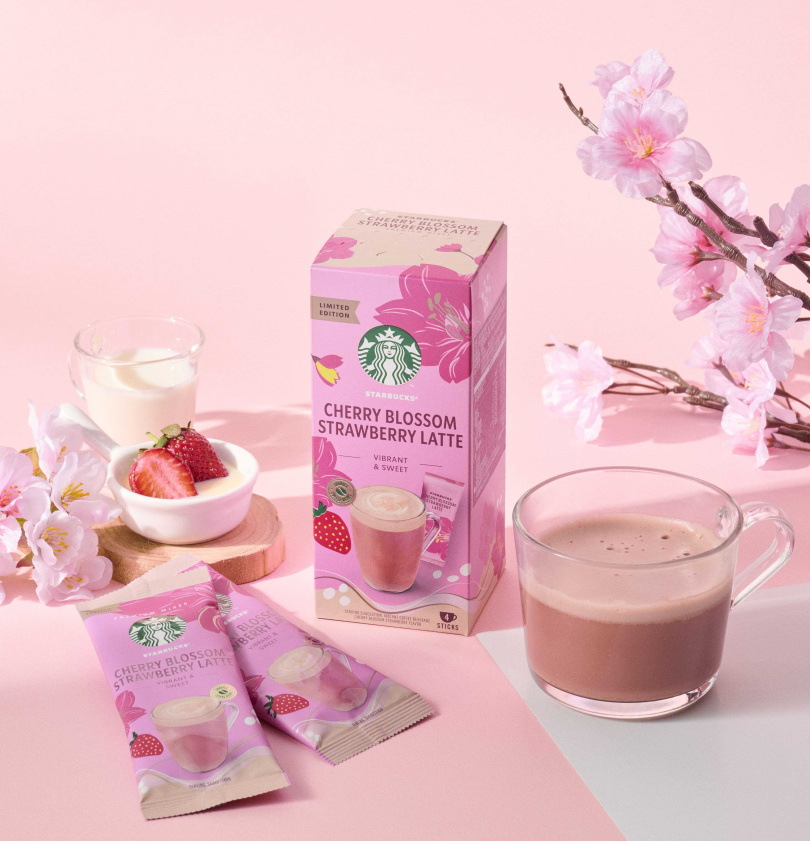 「櫻花草莓風味拿鐵」配方全新升級迷人的咖啡香氣揉合櫻花氣息與草莓風味奶泡，喝起來更加迷人！