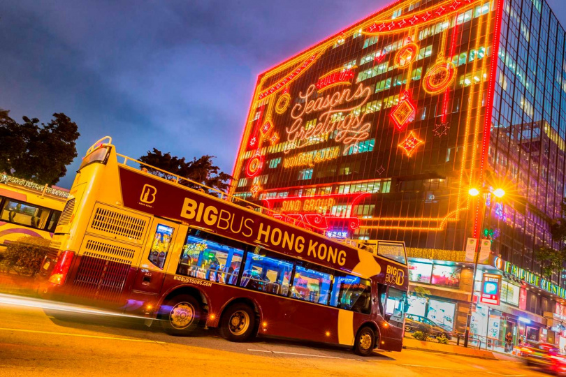 搭乘香港敞篷Big Bus夜遊可輕鬆欣賞璀璨燈海與城市風貌。（圖／香港旅遊發展局提供）