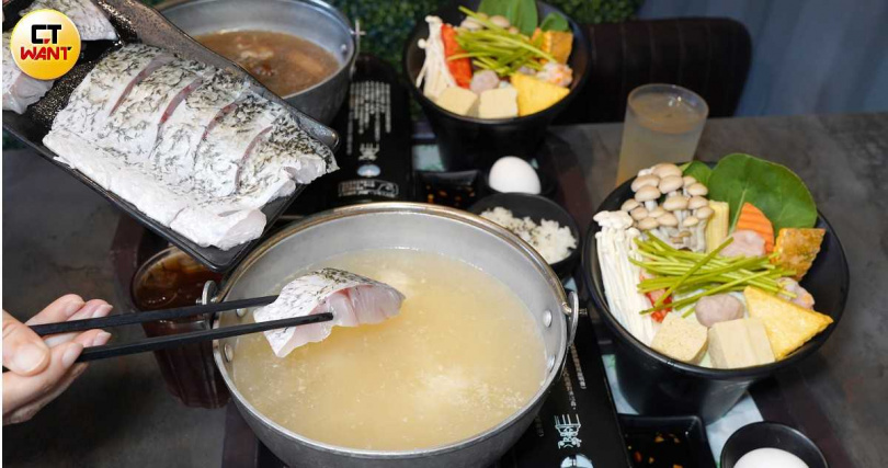 山房餐廳的鍋物採用大骨現熬湯底,圖為肉質鮮嫩的「味噌鱸魚鍋」(前,470元)、酸甜生津的「梅子土雞鍋」。(480元,圖/魏妤靜攝)