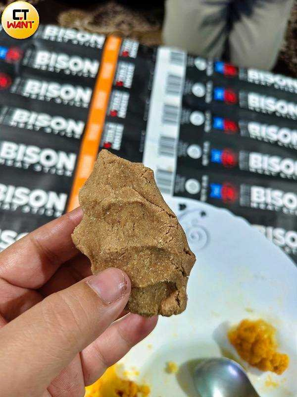 以青稞粉混入酥油茶捏製的糌粑嘗起來有點像台灣的麻油綠豆糕,是當地人的主食之一。(圖/魏妤靜攝)