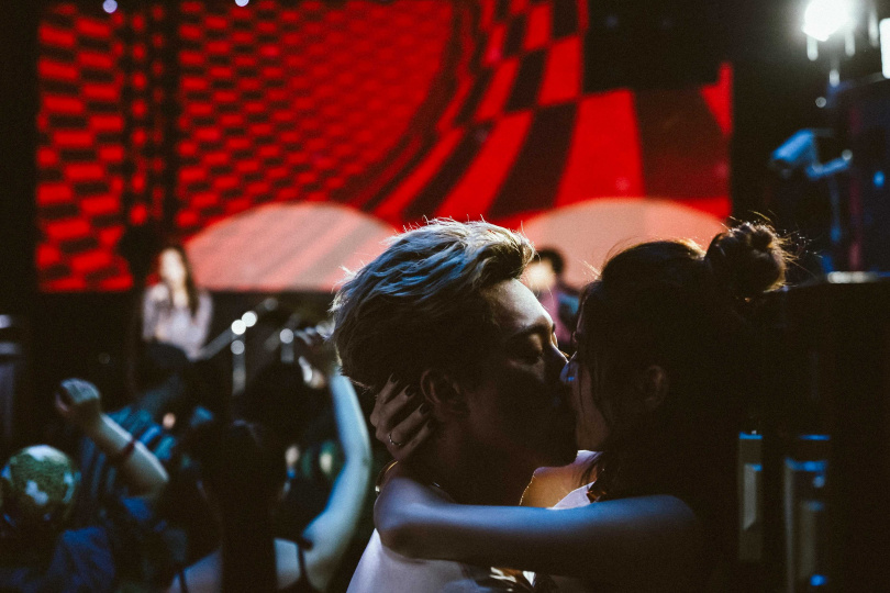 蔡凡熙與陳沛辰在MV中激情擁吻。(圖/相信音樂提供)