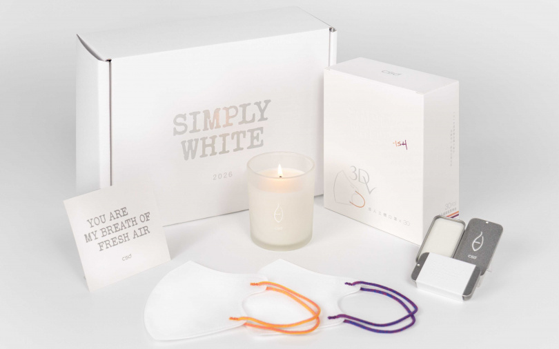 除了一般盒裝,品牌也同步推出只送不賣的「SIMPLY WHITE年度限定禮盒」!內含2026年度限定色3Dv款口罩與特調的木質花調香氛蠟燭、體香膏,只要至CSD中衛官方粉絲專頁指定貼文留言,即有機會獲得!(圖/品牌提供)