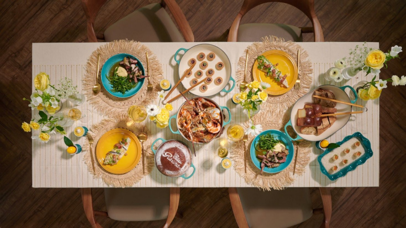 LE CREUSET Bleu Riviera海韻藍系列,以地中海海岸波光為靈感打造藍綠色系鍋具與瓷器,為夏日餐桌增添度假氛圍。(圖/品牌提供)