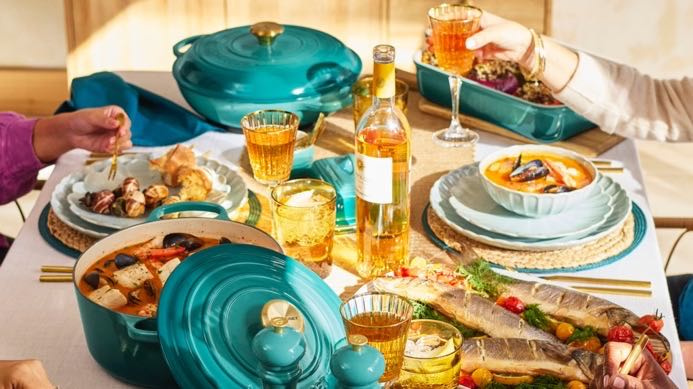 圖說:LE CREUSET Bleu Riviera海韻藍系列,這次同樣推出許多鍋型,包括圓鐵鍋、淺底鍋等。(圖/品牌提供)