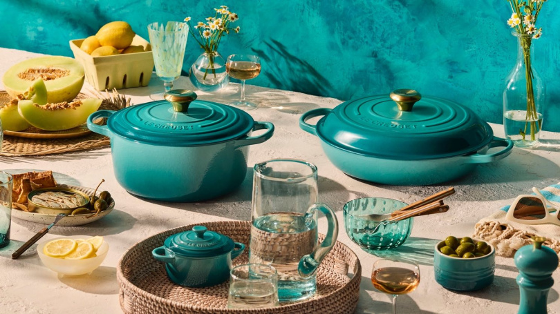 LE CREUSET Bleu Riviera海韻藍系列,以地中海海岸波光為靈感打造藍綠色系鍋具與瓷器,為夏日餐桌增添度假氛圍。(圖/品牌提供)