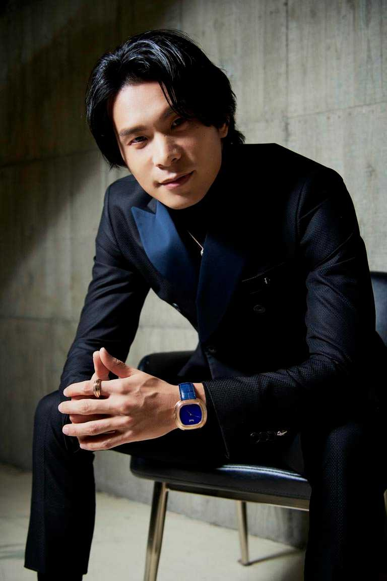 新科視帝姚淳耀，選擇穿著Roberto Cavalli深藍色義式雙排扣套裝，搭配PIAGET珠寶和腕錶，出席金鐘頒獎典禮。（圖╱PIAGET提供）