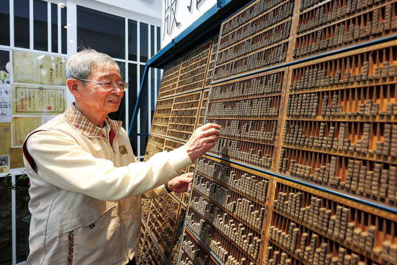 「華星印書局活版故事館」保留了上萬個鉛字，是見證鉛字印刷的活歷史。（圖／焦正德攝）