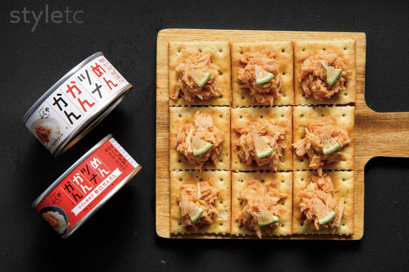 「Fukuya明太子鮪魚」結合脆餅做成開放式三明治享用。（199元）（圖／品牌提供）