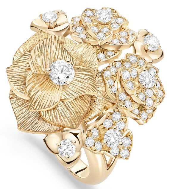 PIAGET「Rose」系列，18K玫瑰金金雕玫瑰鑽石戒指，鑽石72顆╱310,000元。（圖╱PIAGET提供）