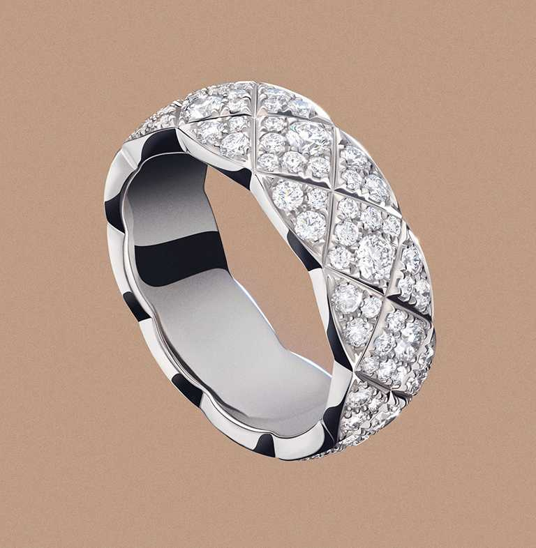 CHANEL「COCO CRUSH」戒指（小型款），18K白金與雪花式鑲嵌鑽石╱423,000元。（圖╱CHANEL提供）