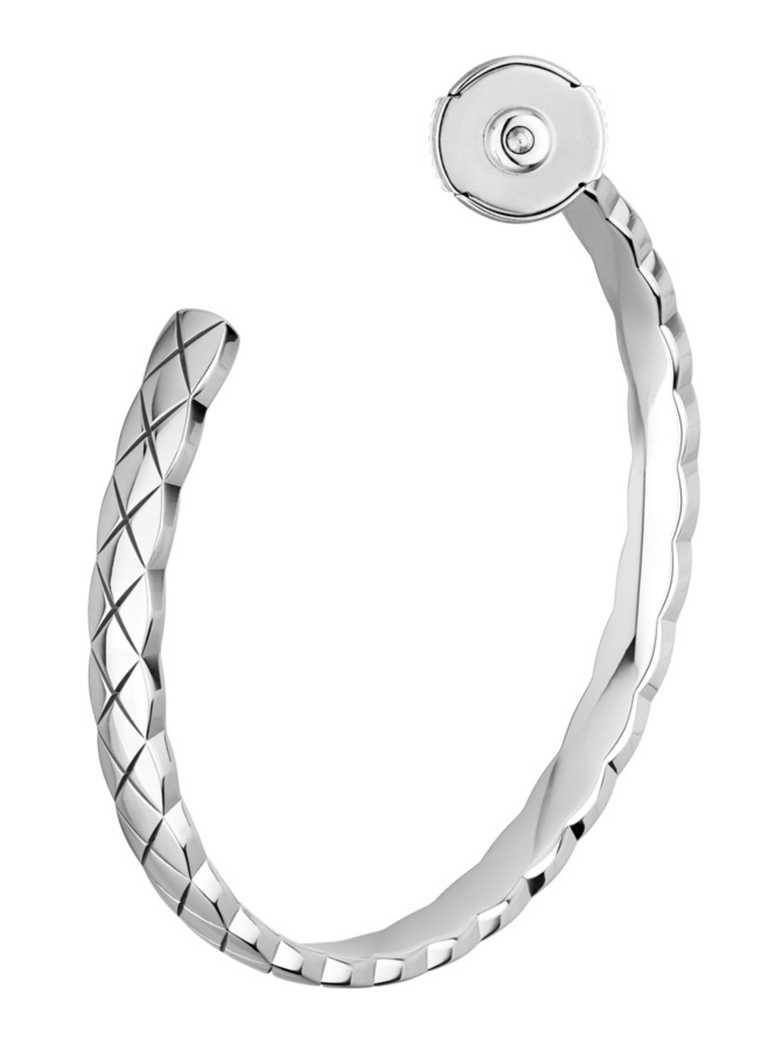 CHANEL「COCO CRUSH」圈式耳環，18K白金鑲嵌鑽石╱249,000元。（圖╱CHANEL提供）