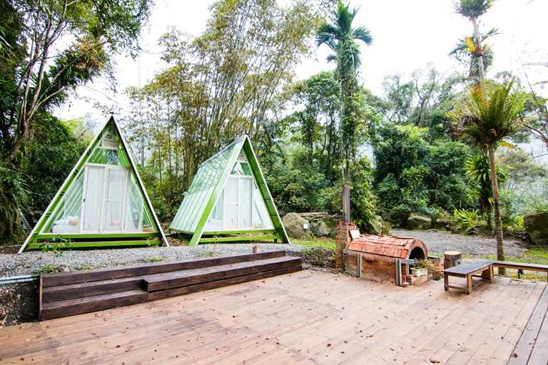 入住嘉義阿里山來吉部落的星空帳篷在藍天綠樹圍繞下，與家人好友共度慢活療癒的度假時光。