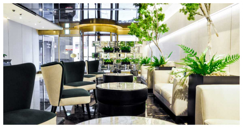 台北凱撒大廳規劃「香氛森林」的主題，用許多綠色植物與特調精油打造出結合視覺與嗅（圖／台北凱撒大飯店提供）