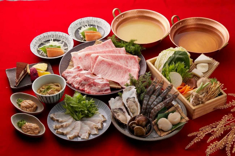 「黑毛屋本家」首次推出「龍膽石斑魚鍋」，並結合日本和牛、伊比利豬美味，獻上頂級海陸雙享受「極上饗聚節慶套餐」售價雙人3,980元、三人5,970元+10%服務費。